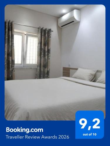 a bedroom with a bed and a window at Villa Andorinha in Portimão