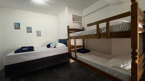 a room with two bunk beds in a room at Cantinho do Viajante in Arraial do Cabo