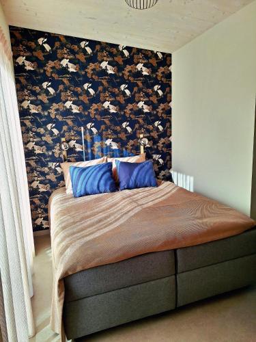 a bedroom with a bed with a floral wall at Vakantiewoning Koestraat 48A met strandcabine in Westkapelle