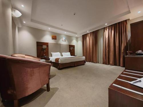a hotel room with a bed and a desk at فندق تاج النخبة - Taj Nakhba Hotel in Jazan