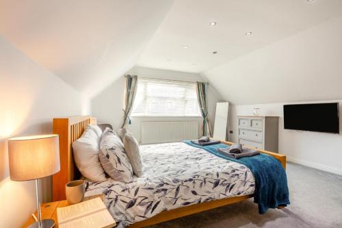 a bedroom with a bed and a television in it at 4 Bed in Caernarfon oc-86423 in Pen-y-groes