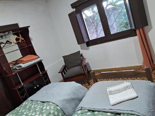 a room with a bed and a window and a shelf at Casita de Florida 2 in Florida