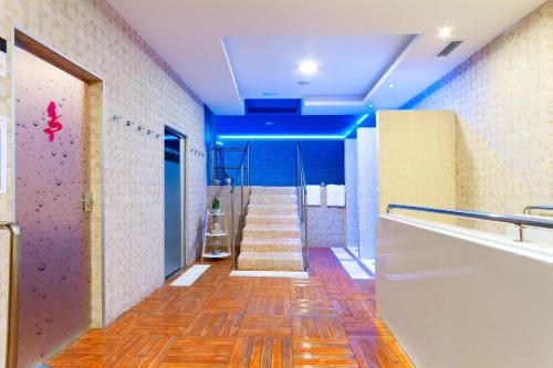a long hallway with stairs in a bathroom at Hotel El Tajo & SPA in Ronda
