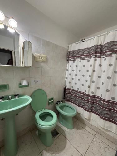 a bathroom with a green toilet and a sink at SIERRAS TRAVEL 2f in Villa Carlos Paz