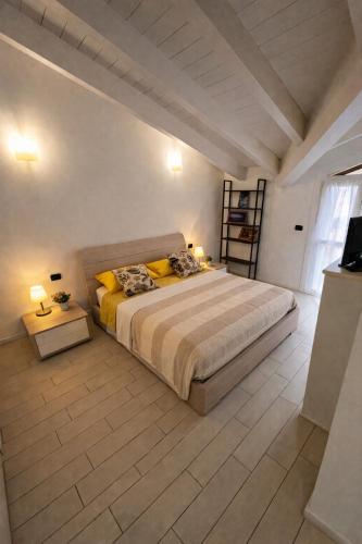 a bedroom with a large bed with yellow pillows at Mansarda Polpetta in Corsico