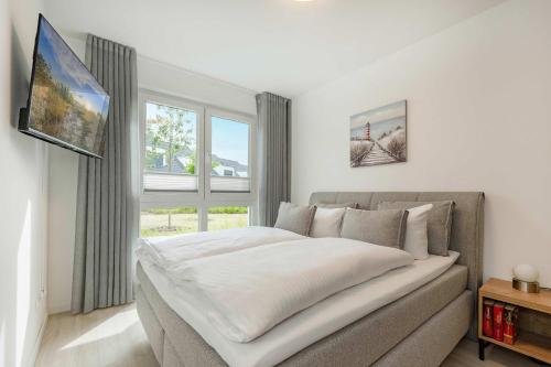 a bedroom with a large bed and a window at Hart Backbord in Loddin