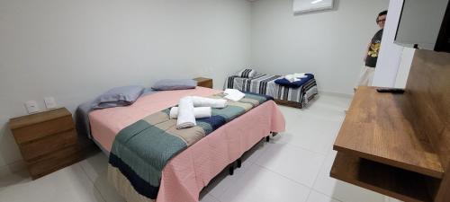a bedroom with a bed with two towels on it at Serra & Sossego in Araras Petropolis