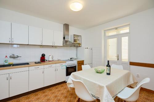 Retro Apartment With Seaview & Garage