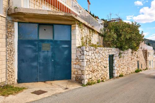 Retro Apartment With Seaview & Garage
