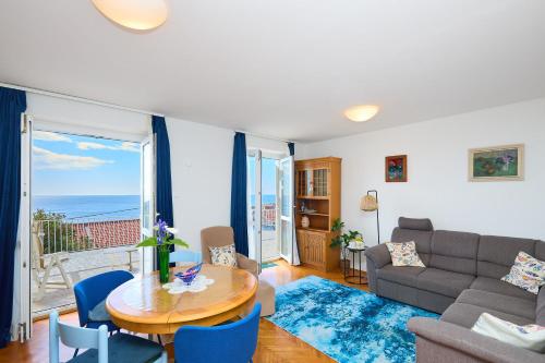 Retro Apartment With Seaview & Garage
