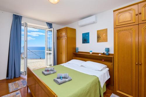 Retro Apartment With Seaview & Garage
