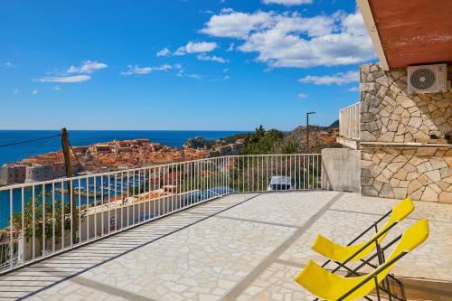 Retro Apartment With Seaview & Garage