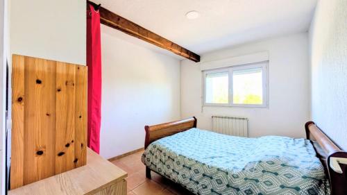 a bedroom with a bed and a window at Le jardin Provençal in Saint-Saturnin-lès-Avignon
