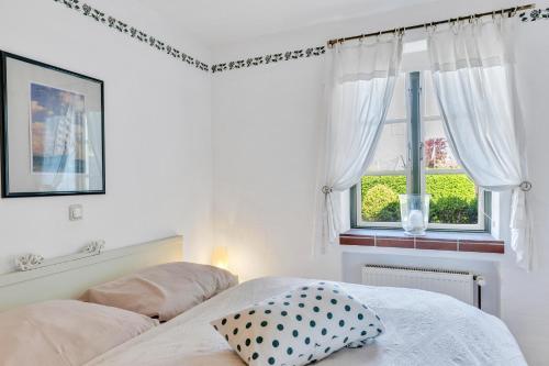 a bedroom with two beds and a window at Kleine Meerzeit in Maasholm