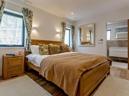 a bedroom with a large bed and a bathroom at 1 Bed in Isle Of Skye oc-96201 in Glendale