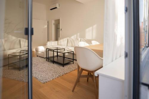 Small Penthouse with terrace by Schonbrunn
