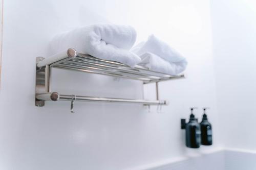 a towel rack on the wall of a bathroom at Stop-N-Stay Inn in Valencia