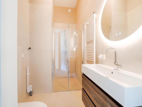 a bathroom with a sink and a shower at Amsterdam in Oud-Ade