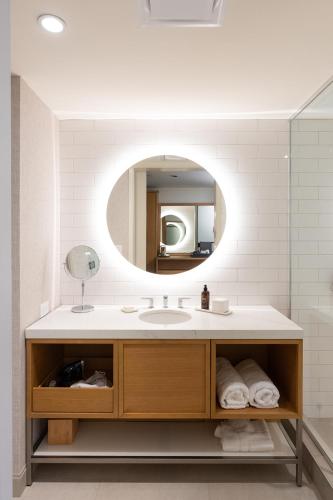 a bathroom with a sink and a mirror at Virginia Guesthouse at University of Virginia in Charlottesville
