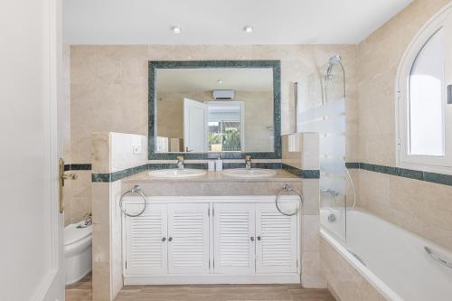 Amazing 4Br Apart. Parking, Pool, Close to the Sea