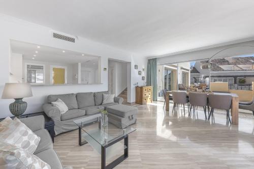 Amazing 4Br Apart. Parking, Pool, Close to the Sea