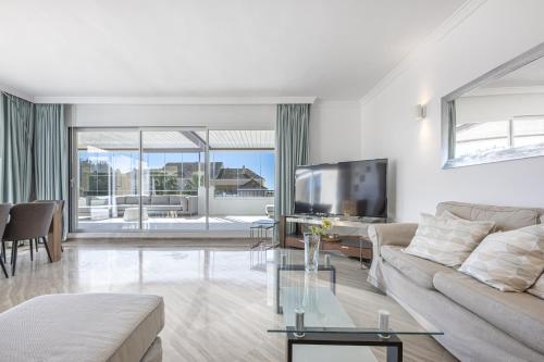 Amazing 4Br Apart. Parking, Pool, Close to the Sea