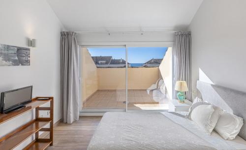 Amazing 4Br Apart. Parking, Pool, Close to the Sea
