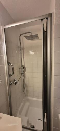 a bathroom with a shower and a bath tub at Gemütliche Auszeit in Bad Rothenfelde in Bad Rothenfelde