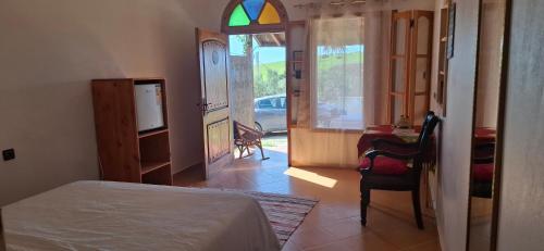 ein Schlafzimmer mit einem Bett und einem Buntglasfenster in der Unterkunft Darna1 in Asilah