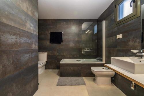 a bathroom with a sink and a toilet and a tub at Casa Paulo - Aguilón Golf in San Juan de los Terreros