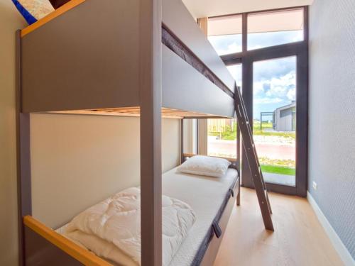 a room with bunk beds and a window at Kaag in Oud-Ade