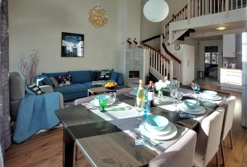 a dining room with a table and a couch at Levin Lumienkeli A6 in Levi
