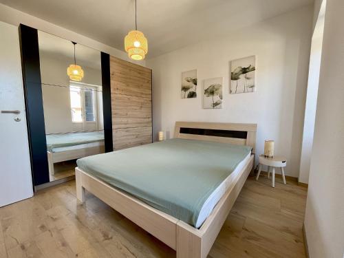 ein Schlafzimmer mit einem großen Bett in einem Zimmer in der Unterkunft HostHelp - Les Balises in Bevaix
