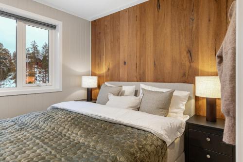 a bedroom with a large bed and a window at Motoppen, Høgeggvegen 4B in Trysil