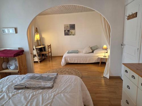 Un pat sau paturi într-o cameră la Maison COLETTE