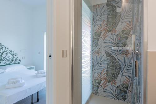 a shower with a glass door in a room at Villa Elvise - YourPlace Abruzzo in Fossacesia