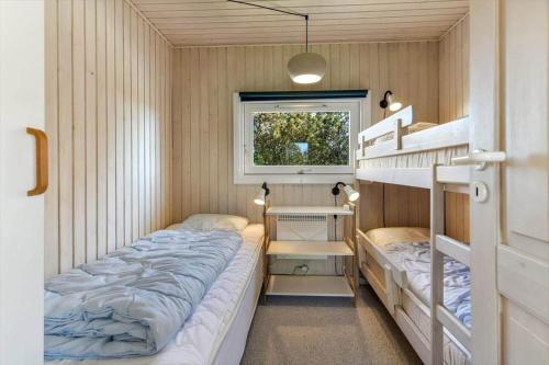 a room with two bunk beds and a window at VE494-Orbaek-Jafdalvej-51 in Ørbæk