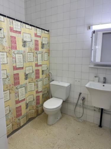 a bathroom with a toilet and a sink at Résidence central 1 in Nabeul