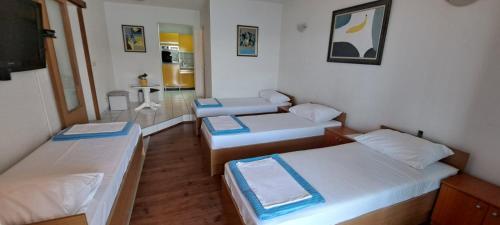 a room with two beds and a living room at Apartmani ROKO in Neum