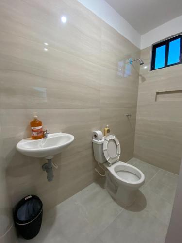 a bathroom with a toilet and a sink at Apartamento Tercer Cielo 202 in Cúcuta
