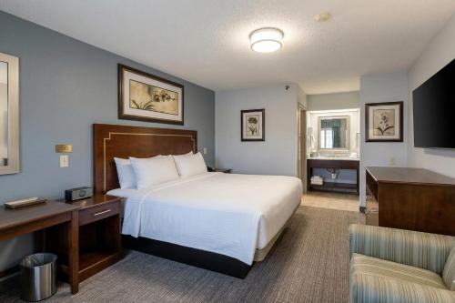 a hotel room with a bed and a desk at Townhouse Fort Walton Beach Hurlburt Field in Mary Esther