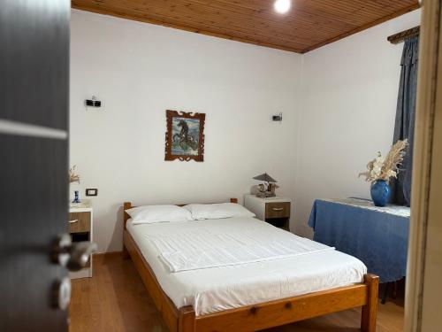 sypialnia z łóżkiem i niebieskim stołem w obiekcie Vila Masta we Wlorze