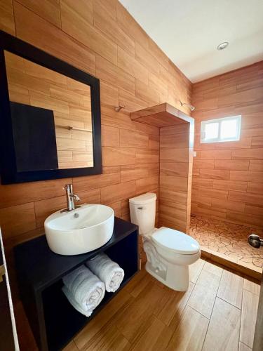 ein Badezimmer mit Waschbecken und Toilette in der Unterkunft Jato Hotel Boutique in Tuxpan de Rodríguez Cano