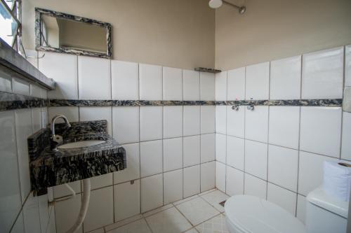 a bathroom with a sink and a toilet at Hotel Pousada Zacarias in Anápolis