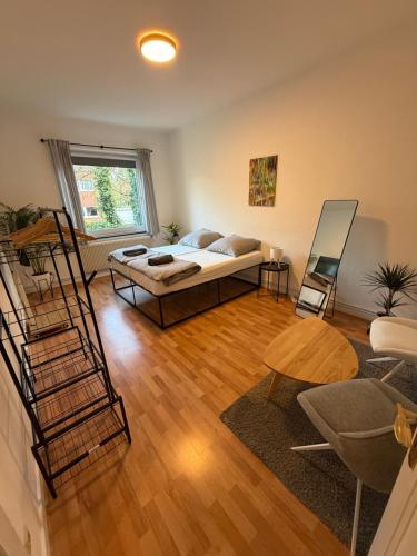 ein Wohnzimmer mit einem Bett und einer Leiter darin in der Unterkunft Moderne Wohnung mit Garten - Top Lage im schönen Mauritzviertel in Münster