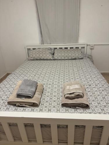 a bed with two towels sitting on top of it at צימר הר הגמל in Mitzpe Ramon
