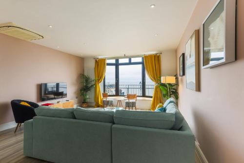 Luxury 1BR Seafront Apartment photo 10