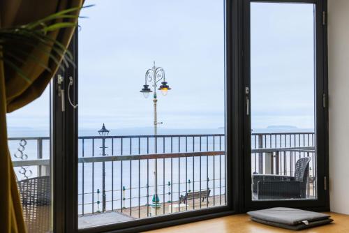 Luxury 1BR Seafront Apartment photo 14