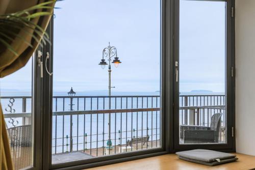 Luxury 1BR Seafront Apartment photo 23