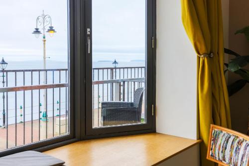 Luxury 1BR Seafront Apartment photo 27